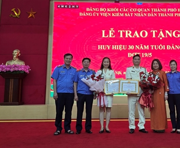 Viện KSND thành phố Hà Nội tổ chức Lễ trao tặng  Huy hiệu 30 năm tuổi Đảng...
