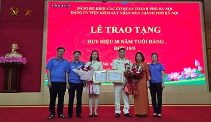 Viện KSND thành phố Hà Nội tổ chức Lễ trao tặng  Huy hiệu 30 năm tuổi...