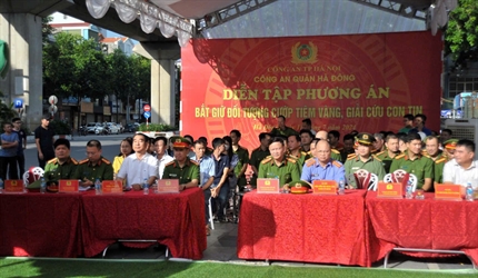 Viện KSND quận Hà Đông tham gia cùng với Công an quận Hà Đông diễn tập...