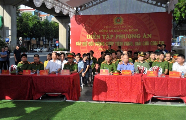 Viện KSND quận Hà Đông tham gia cùng với Công an quận Hà Đông diễn tập thực binh phòng ngừa tình huống cướp tiệm vàng, bắt cóc con tin
