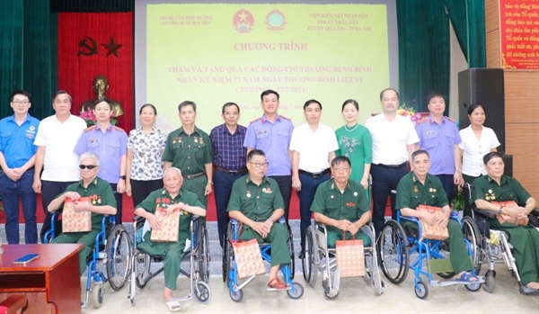 Viện KSND huyện Gia Lâm thăm hỏi, tặng quà Thương binh, bệnh binh tại Trung tâm điều dưỡng Thương binh Duy Tiên, tỉnh Hà Nam