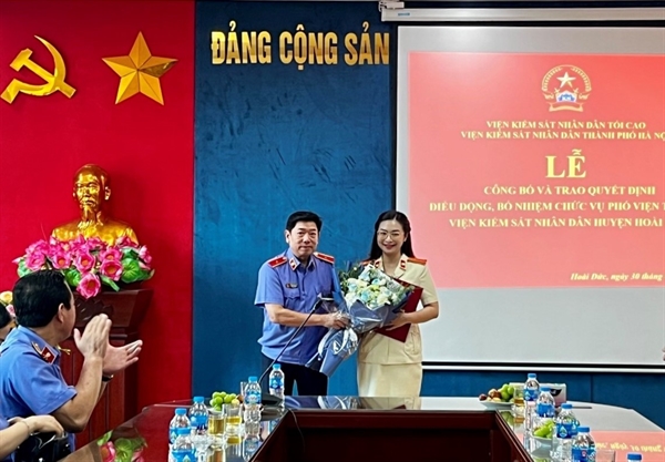 Lễ công bố và trao quyết định điều động và bổ nhiệm chức vụ Phó Viện trưởng Viện KSND huyện Hoài Đức
