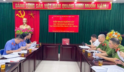 Kiểm sát trực tiếp công tác thi hành án hình sự tại UBND các phường...