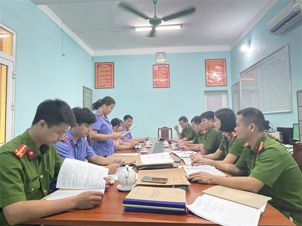 Tiến hành trực tiếp kiểm sát việc tạm giữ, tạm giam và thi hành án phạt tù tại Nhà tạm giữ Công an huyện Mê Linh