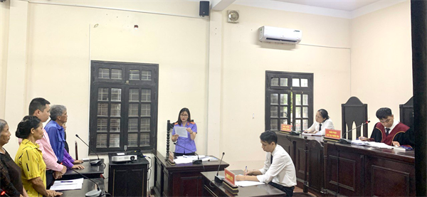 Viện KSND huyện Mê Linh phối hợp với Tòa án cùng cấp tổ chức phiên tòa rút kinh nghiệm số hóa hồ sơ, báo cáo bằng sơ đồ tư duy và trình chiếu tài liệu tại phiên tòa
