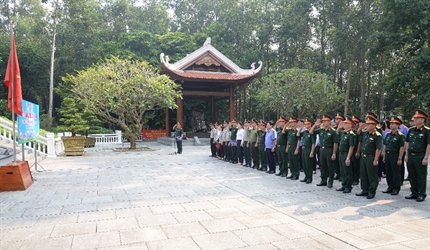 Khối thi đua số 13 thành phố Hà Nội báo công dâng Bác