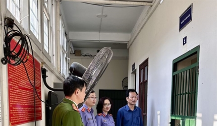 Viện KSND quận Tây Hồ kiểm sát trực tiếp Nhà tạm giữ Công an quận Tây Hồ