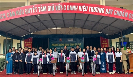 Viện KSND huyện Quốc Oai đã phối hợp cùng Ngân hàng BIDV trao tặng 50...