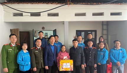 Viện KSND huyện Phúc Thọ tham gia tặng quà nhân dịp Xuân Ất Tỵ 2025