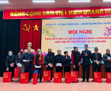 Đoàn thanh niên Viện KSND quận Cầu Giấy tặng quà cho các gia đình có hoàn...