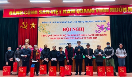 Đoàn thanh niên Viện KSND quận Cầu Giấy tặng quà cho các gia đình có...