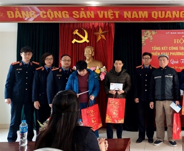 Viện KSND huyện Thanh Trì trao quà Tết cho người có hoàn cảnh khó khăn