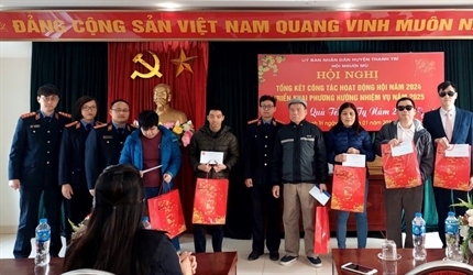 Viện KSND huyện Thanh Trì trao quà Tết cho người có hoàn cảnh khó khăn