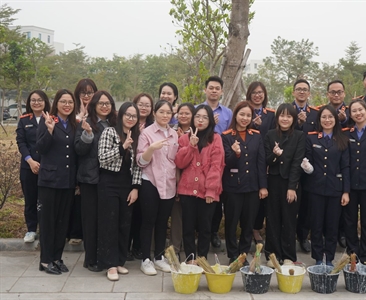 Công đoàn, Đoàn thanh niên Viện KSND thành phố Hà Nội chăm sóc cây xanh đón...