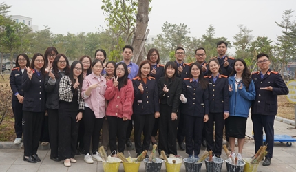Công đoàn, Đoàn thanh niên Viện KSND thành phố Hà Nội chăm sóc cây xanh...