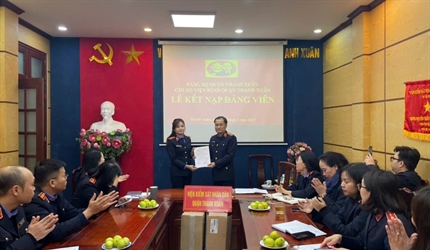 Chi bộ Viện KSND quận Thanh Xuân tổ chức lễ kết nạp đảng viên