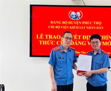 Viện KSND huyện Phúc Thọ trao Quyết định công nhận đảng viên chính thức