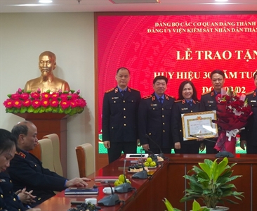 Đảng ủy Viện KSND thành phố Hà Nội tổ chức Lễ trao tặng huy hiệu 30 năm tuổi...