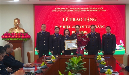 Đảng ủy Viện KSND thành phố Hà Nội tổ chức Lễ trao tặng huy hiệu 30 năm...