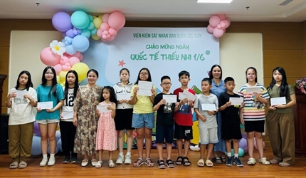 Viện KSND quận Cầu Giấy tổ chức trao quà  cho các cháu thiếu nhi là con...