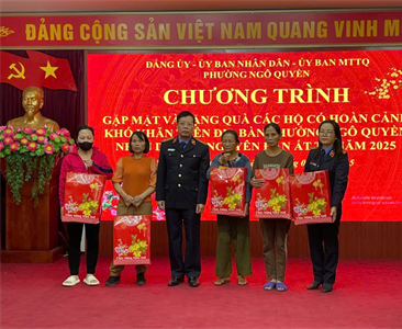Viện KSND thị xã Sơn Tây trao tặng quà Tết cho các hộ gia đình có hoàn cảnh...