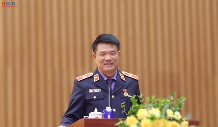 Trao Huy hiệu 30 năm tuổi Đảng tặng Viện trưởng Nguyễn Huy Tiến