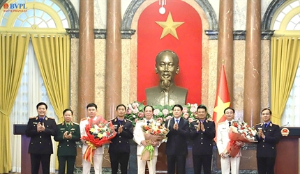 Chủ tịch nước trao quyết định bổ nhiệm Phó Viện trưởng và Kiểm sát viên...