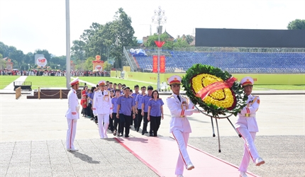 Viện KSND khu vực 5 viếng Lăng Bác và thăm quan Khu di tích Chủ tịch...