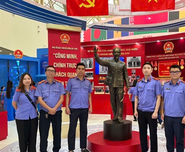 Viện KSND khu vực 3, TP Hà Nội tham quan Triển lãm “80 năm hành trình Độc...