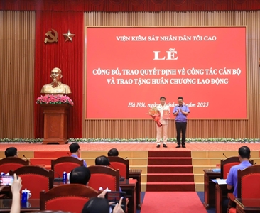 Viện trưởng Nguyễn Huy Tiến trao quyết định bổ nhiệm tân Vụ trưởng Vụ Tổ...