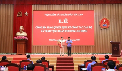 Viện trưởng Nguyễn Huy Tiến trao quyết định bổ nhiệm tân Vụ trưởng Vụ...