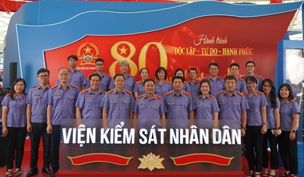Viện KSND thành phố Hà Nội tham quan triển lãm "80 năm hành trình Độc...