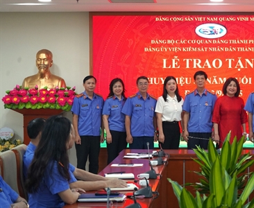 Đảng ủy Viện KSND thành phố Hà Nội tổ chức Lễ trao tặng Huy hiệu 30 năm tuổi...