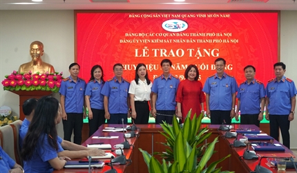 Đảng ủy Viện KSND thành phố Hà Nội tổ chức Lễ trao tặng Huy hiệu 30 năm...