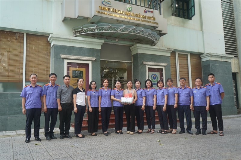 Lãnh đạo Viện KSND thành phố Hà Nội thăm hỏi, động viên gia đình công chức có con bị tai nạn