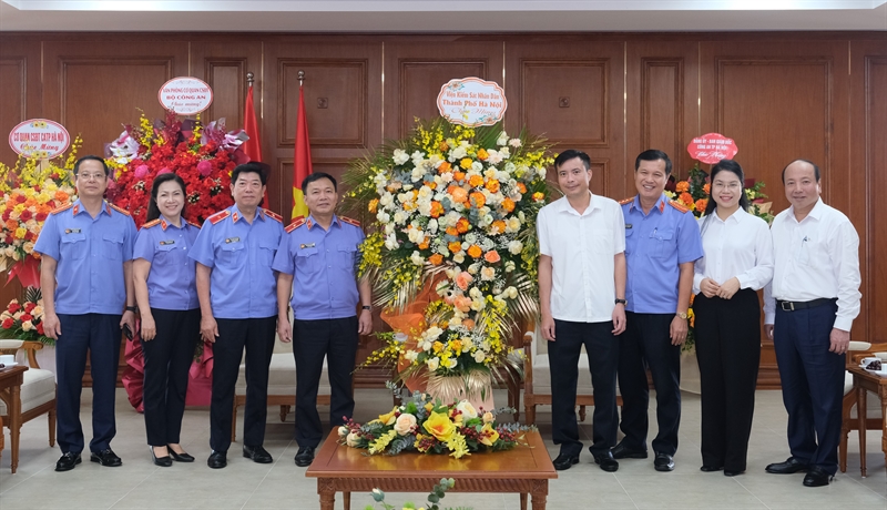 Viện KSND thành phố Hà Nội cùng Cụm thi đua số 8 thành phố chúc mừng TAND thành phố Hà Nội nhân kỷ niệm 80 năm Ngày truyền thống ngành Tòa án nhân dân