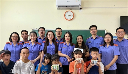 Hoạt động tình nguyện tại Làng Hòa Bình của Chi đoàn Viện KSND Khu vực 2