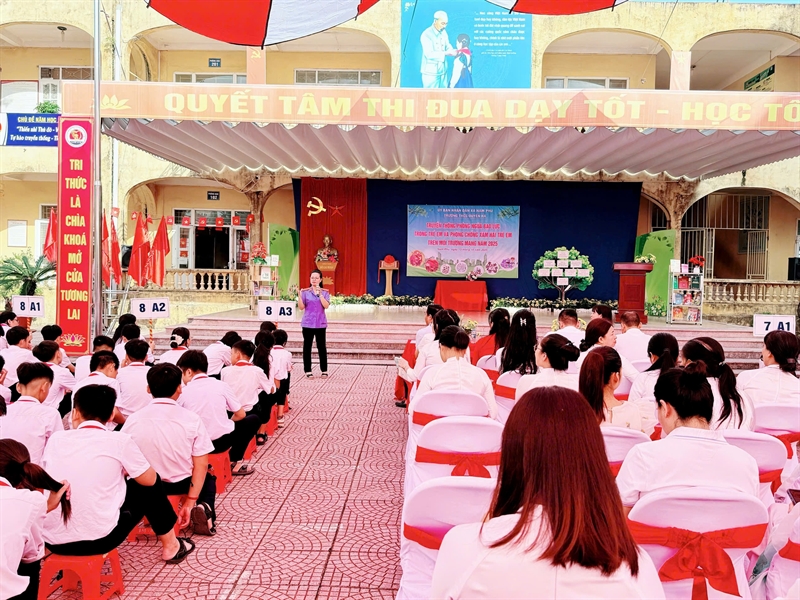 Viện KSND khu vực 11 tổ chức tuyên truyền pháp luật tại Trường THCS Duyên Hà