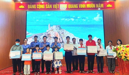 Chương trình thiện nguyện "Cùng em đến trường" của Đoàn thanh niên Viện...