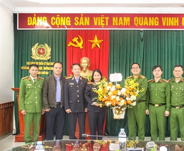 Phòng 8 - Viện KSND thành phố Hà Nội chúc mừng 75 năm Ngày Truyền thống Lực...