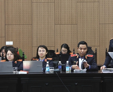 Đại diện Viện kiểm sát đối đáp làm rõ việc các bị cáo nhận thức được sai...