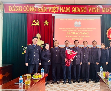 Lễ trao tặng huy hiệu 30 năm tuổi Đảng cho đồng chí Nguyễn Văn Lợi – Phó...