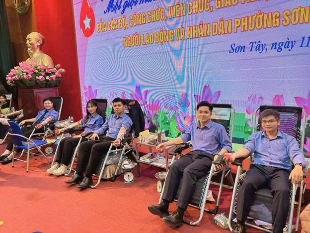 Viện kiểm sát nhân dân Khu vực 9 - Hà Nội tham gia hiến máu tình nguyện tại phường Sơn Tây