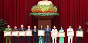 Viện trưởng VKSND thành phố Hà Nội vinh dự đón nhận Huân...