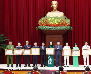 Viện trưởng VKSND thành phố Hà Nội vinh dự đón nhận Huân chương Lao động...