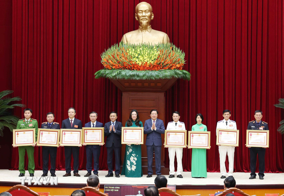 Viện trưởng VKSND thành phố Hà Nội vinh dự đón nhận Huân chương Lao động hạng Nhì