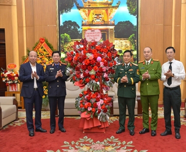 Khối thi đua số 8 Thành phố Hà Nội chúc mừng Bộ Tư lệnh Thủ đô Hà Nội nhân...