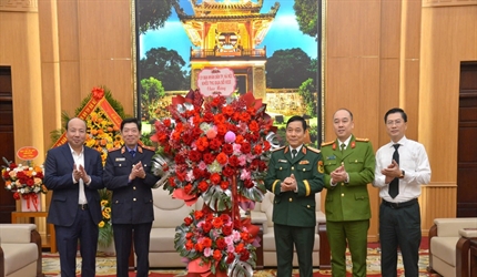 Khối thi đua số 8 Thành phố Hà Nội chúc mừng Bộ Tư lệnh Thủ đô Hà Nội...