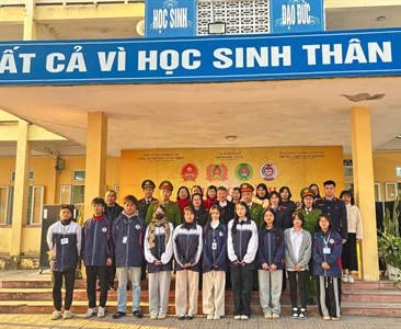 Viện KSND khu vực 9 tổ chức tuyên truyền pháp luật tại Trường THPT Xuân Khanh