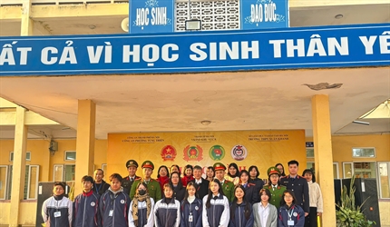 Viện KSND khu vực 9 tổ chức tuyên truyền pháp luật tại Trường THPT Xuân...